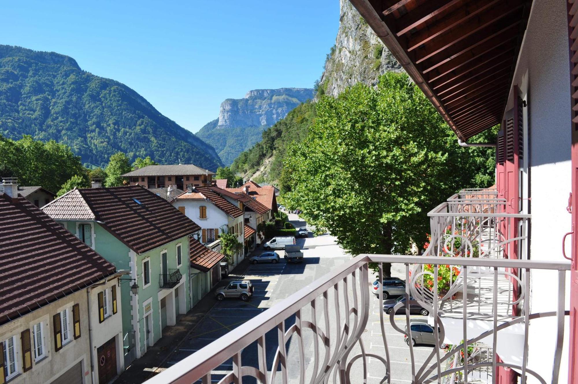 Hotel Et Appart'Hotel De L'Hermitage Thones Exterior photo